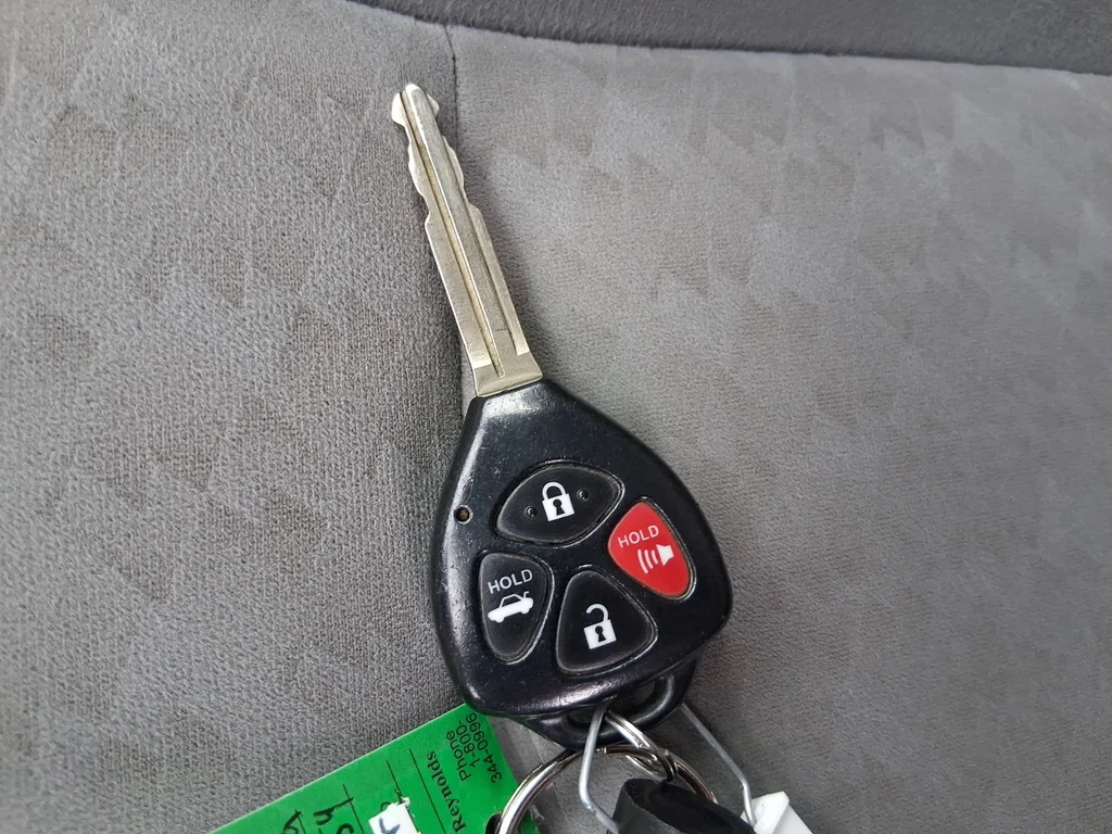 Used 2009 Silver Toyota LE image 38