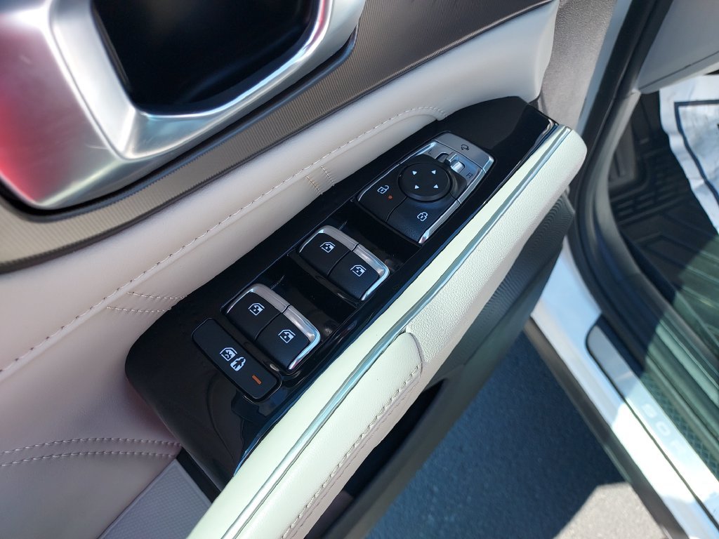 Used 2025 White Kia SX image 13