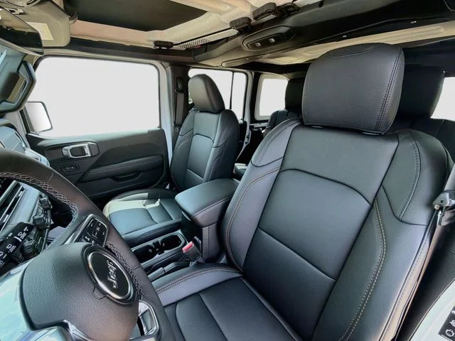New 2026 Bright White Clear-Coat Exterior Paint Jeep Sahara image 23