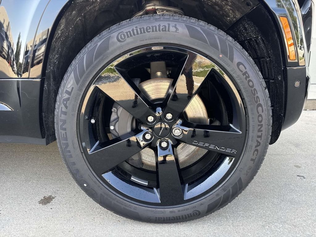 New 2026 Santorini Black Land Rover X-Dynamic SE image 6