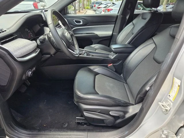 Used 2024 Silver Jeep Latitude image 4