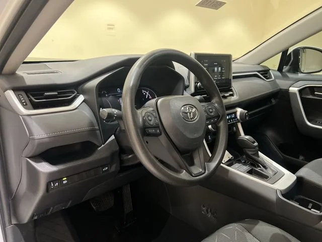 2025 Toyota RAV4 XLE - Photo 9