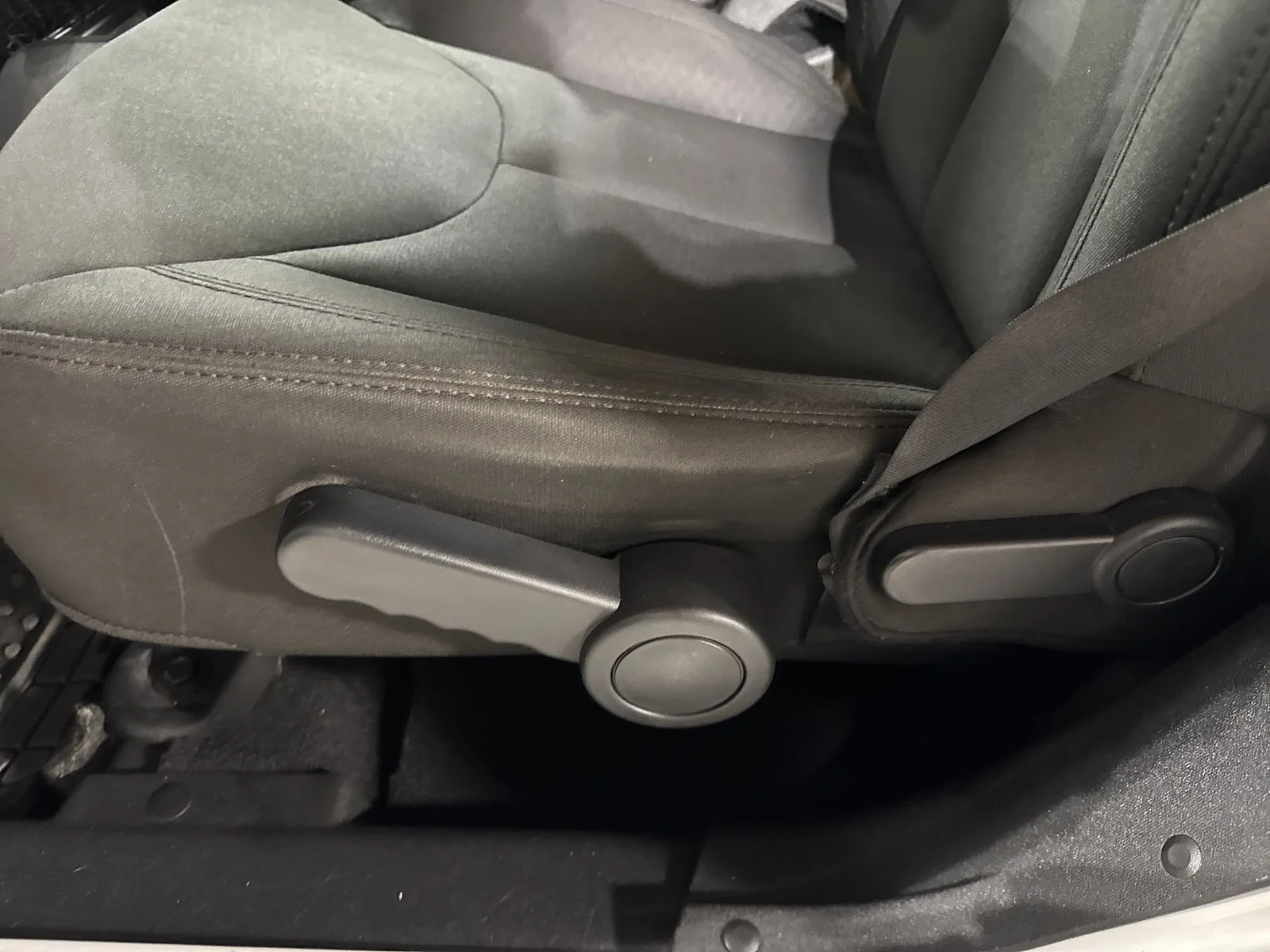 Used 2018 Bright White Clearcoat Jeep Unlimited Sport image 15