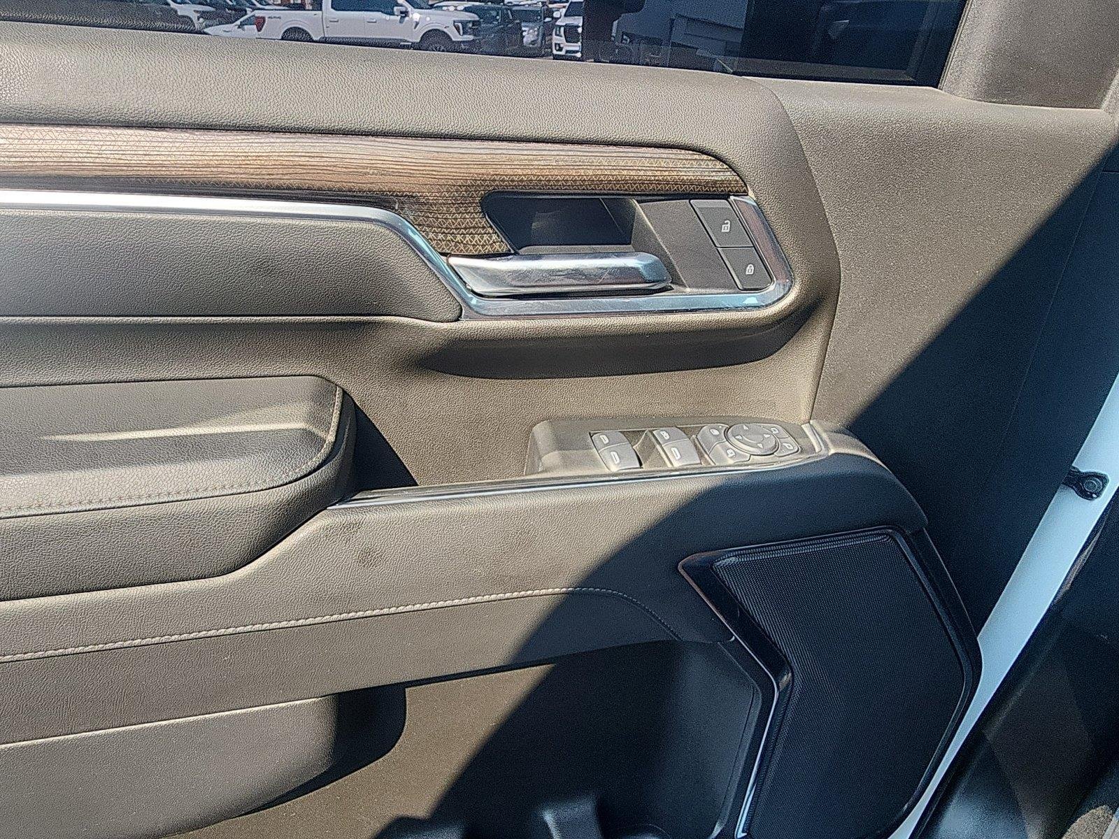 Used 2025 Summit White Chevrolet LT image 18