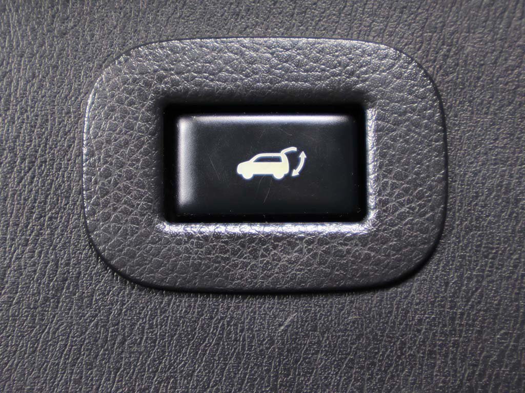 Used 2019 White Nissan SL image 19