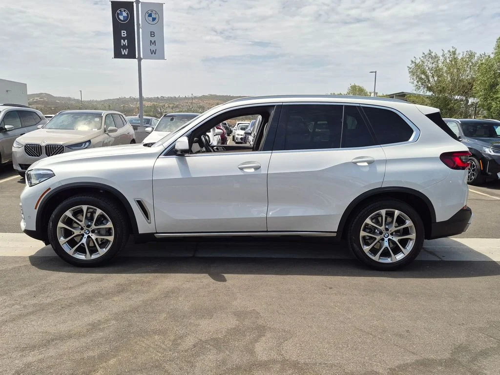 Used 2021 White BMW sDrive40i image 5