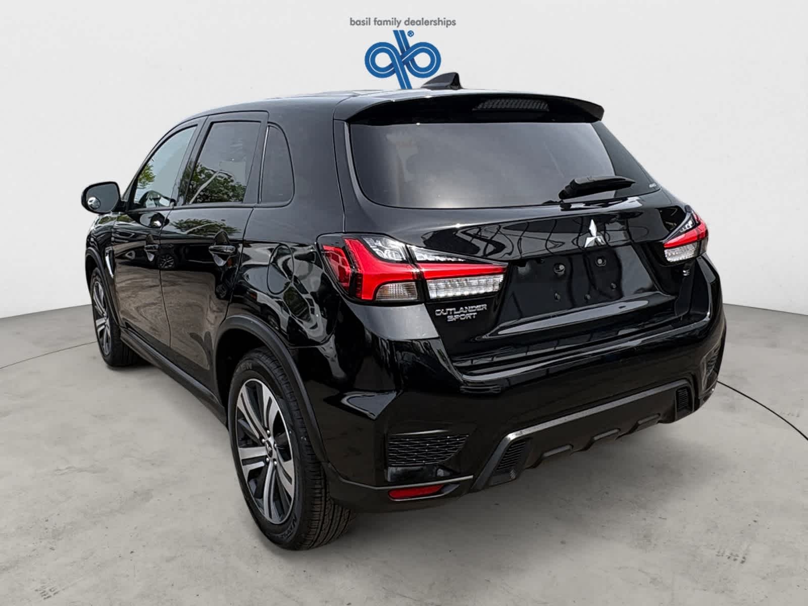 Used 2025 Labrador Black Pearl Mitsubishi SE image 4
