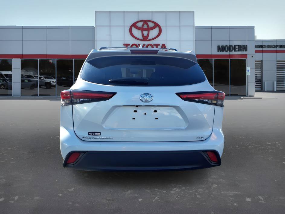 Used 2023 Pearl Toyota XLE image 4