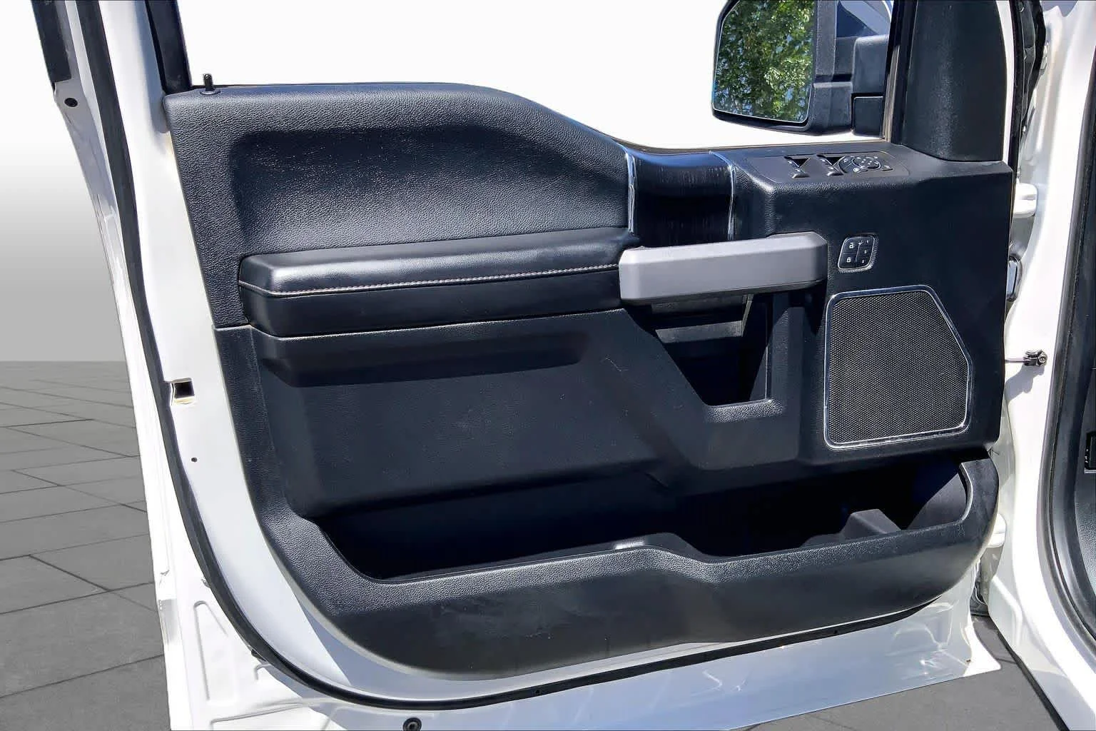 Used 2018 White Platinum Metallic Tri-Coat Ford Platinum image 19