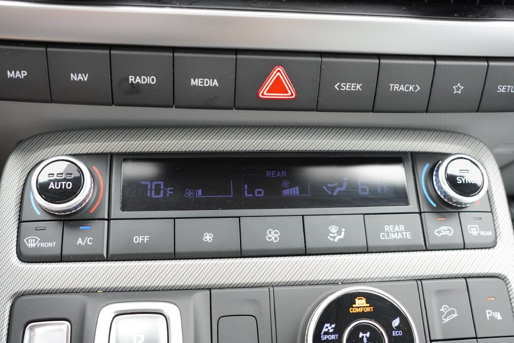 Used 2025 White Hyundai SEL Premium image 32