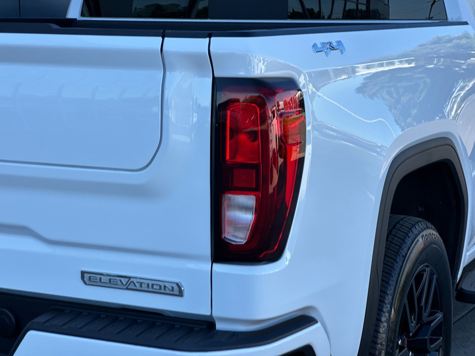 Used 2025 Summit White GMC Elevation image 25
