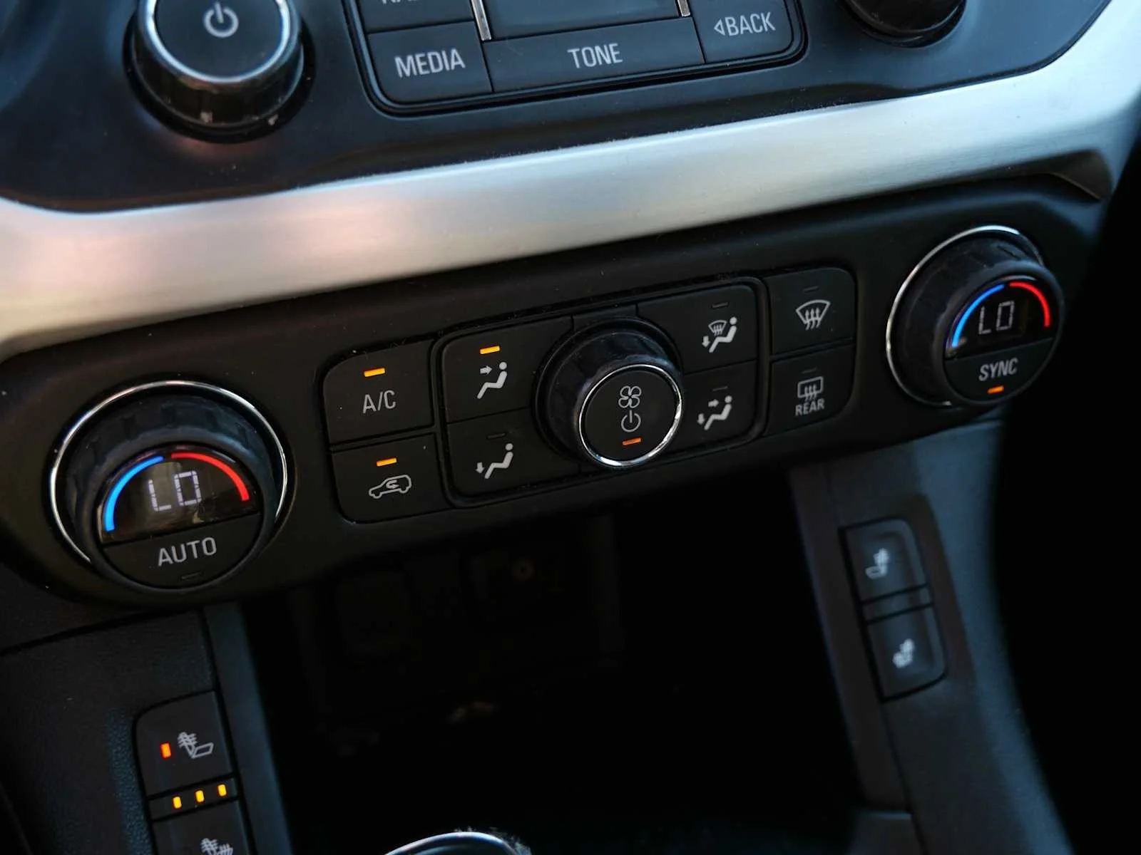 Used 2018 Ebony Twilight Metallic GMC SLE image 31
