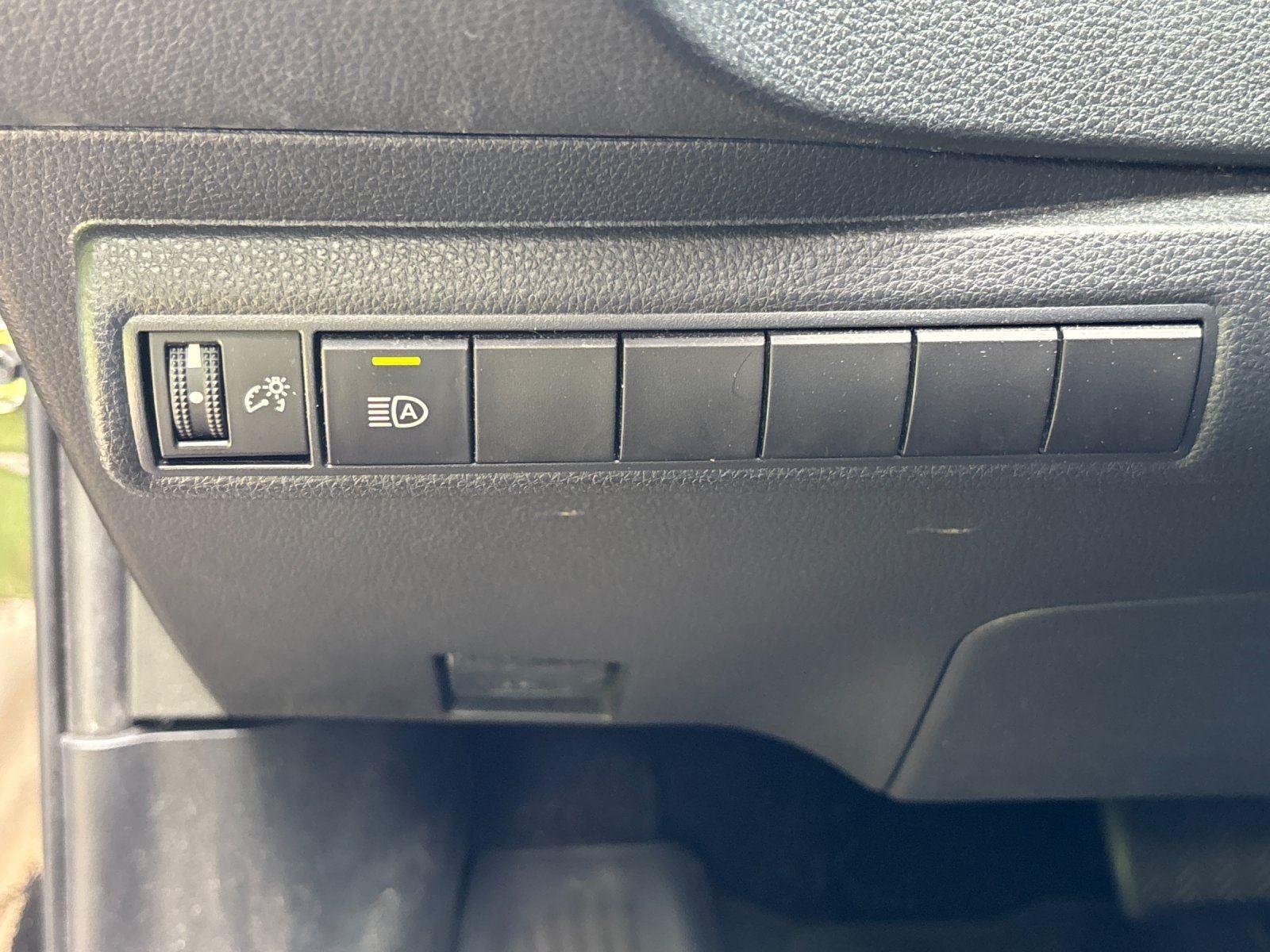 Used 2020 Black Sand Pearl Toyota XLE image 17