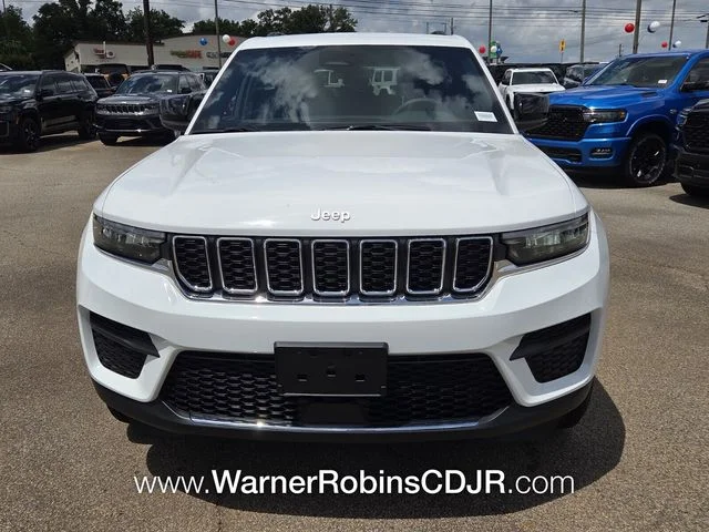 New 2026 Bright White Clear-Coat Exterior Paint Jeep Laredo image 2