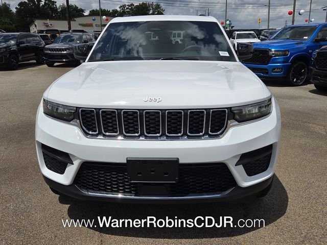 New 2026 Bright White Clear-Coat Exterior Paint Jeep Laredo image 2