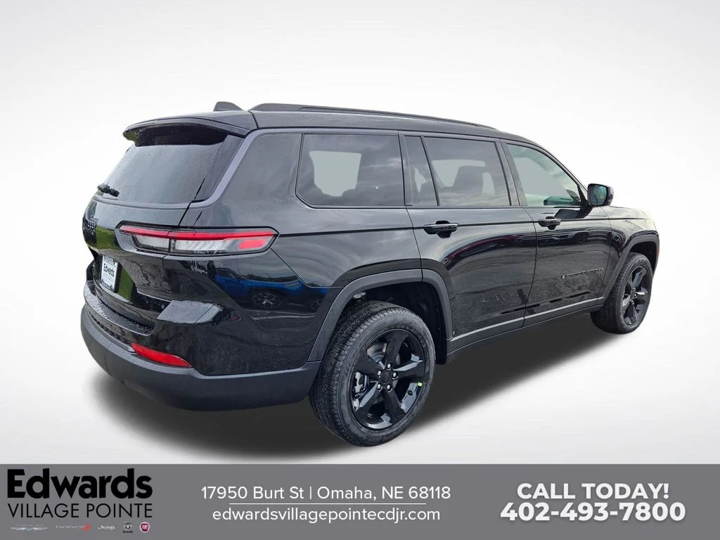 New 2026 Diamond Black Crystal Pearl-Coat Exterior Paint Jeep Limited image 3