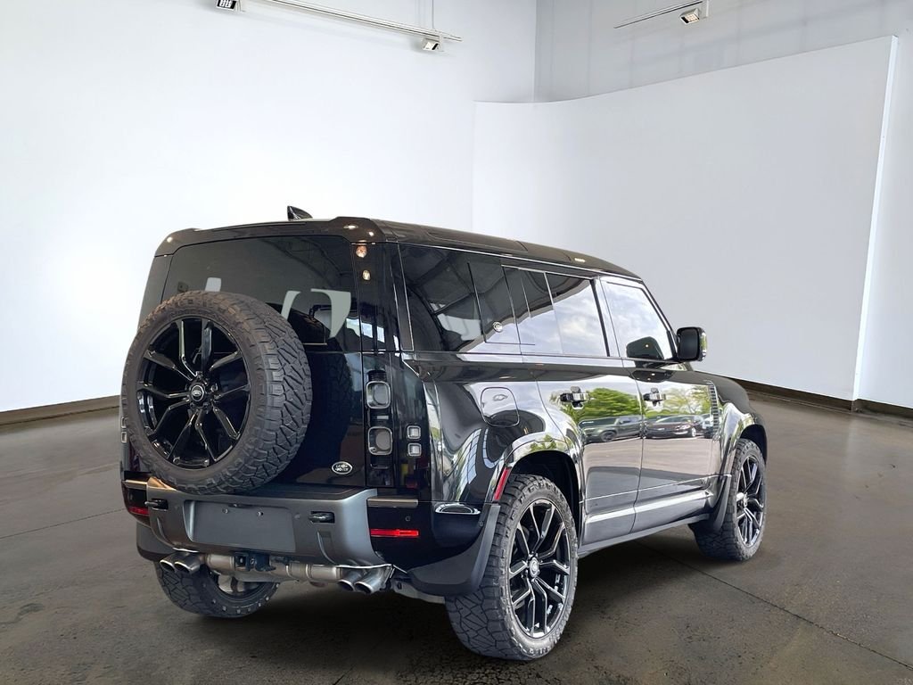 Used 2023 Santorini Black Metallic Land Rover V8 image 4