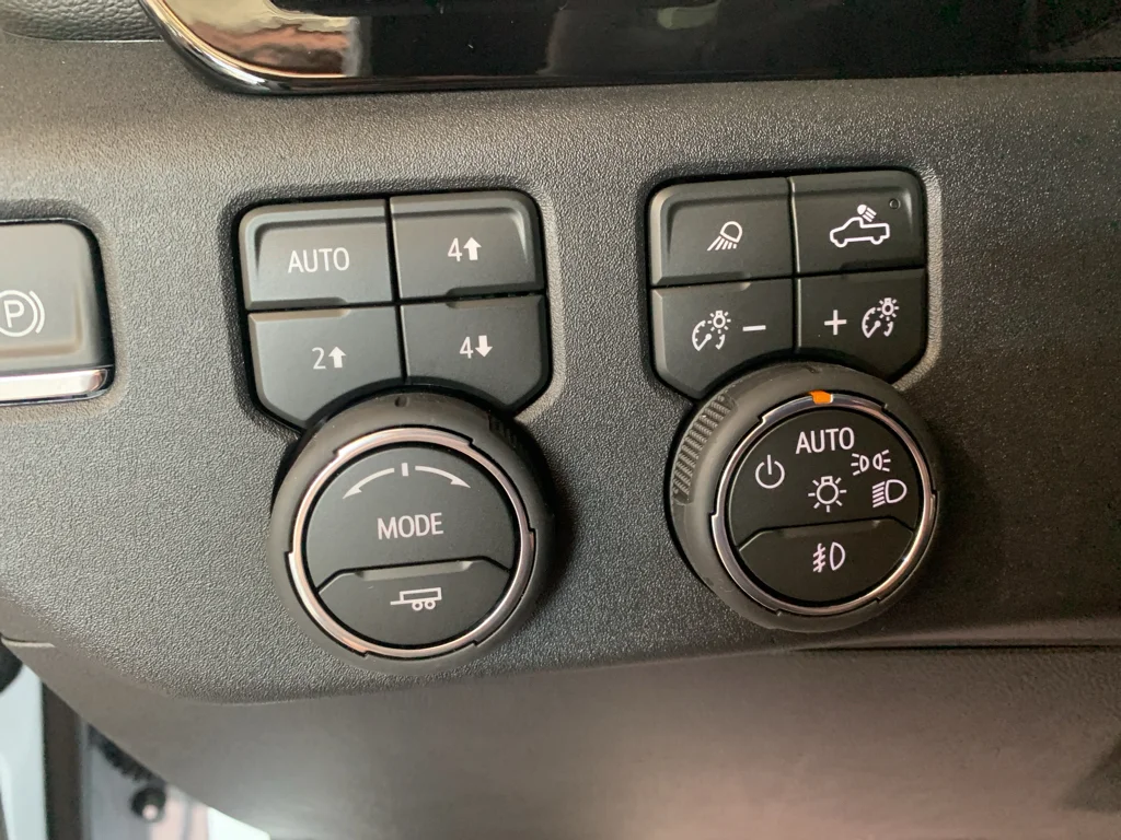 New 2026 Polar White Tricoat Chevrolet High Country image 28