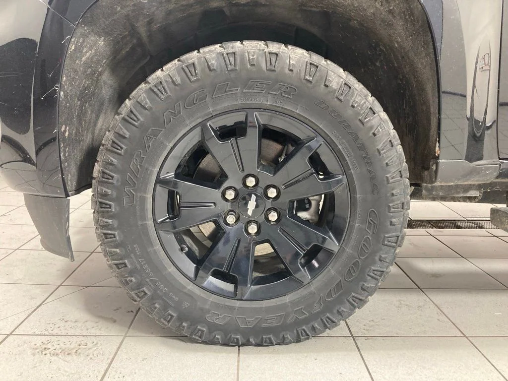 Used 2022 Black Chevrolet Z71 image 25