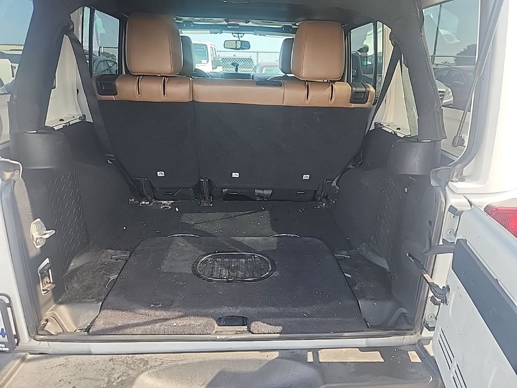Used 2015 White Jeep Unlimited Rubicon image 18