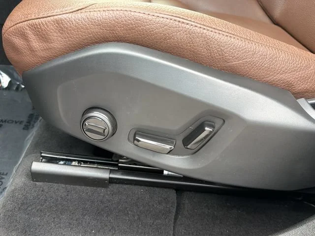 Used 2023  Volvo Plus Bright Theme image 21