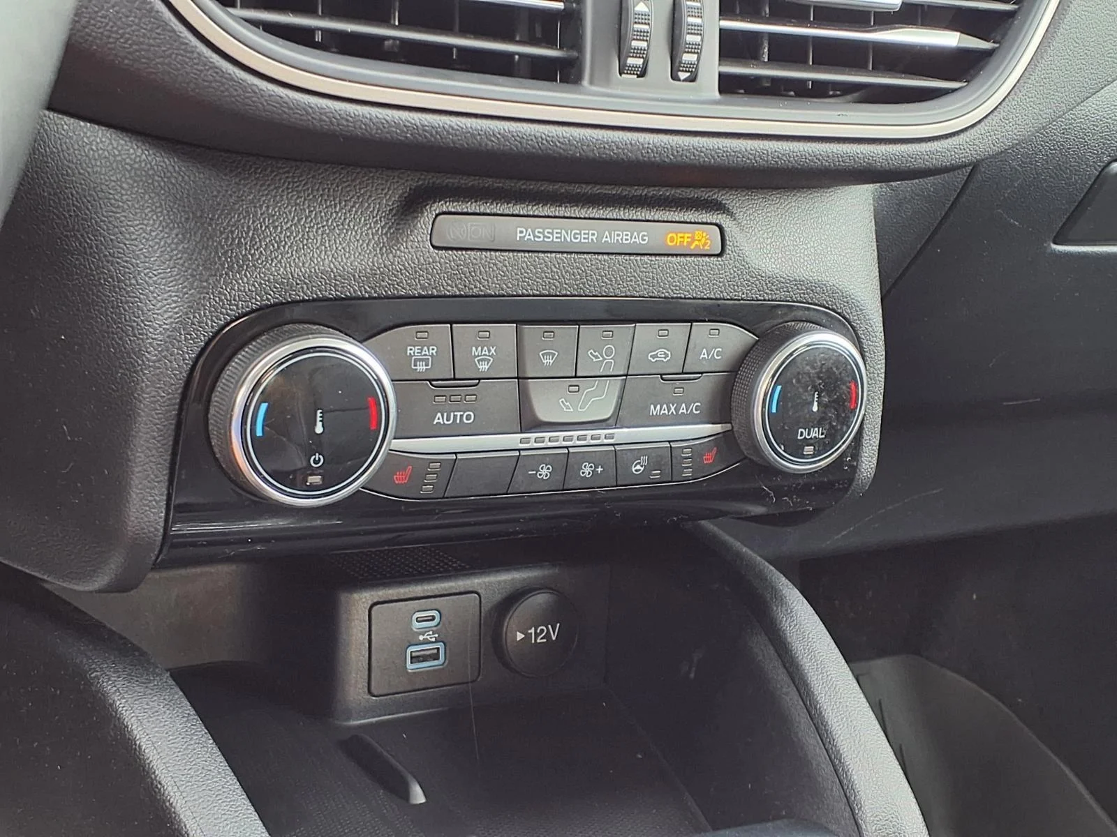 Used 2022 Agate Black Metallic Ford SEL Plug-In Hybrid image 25