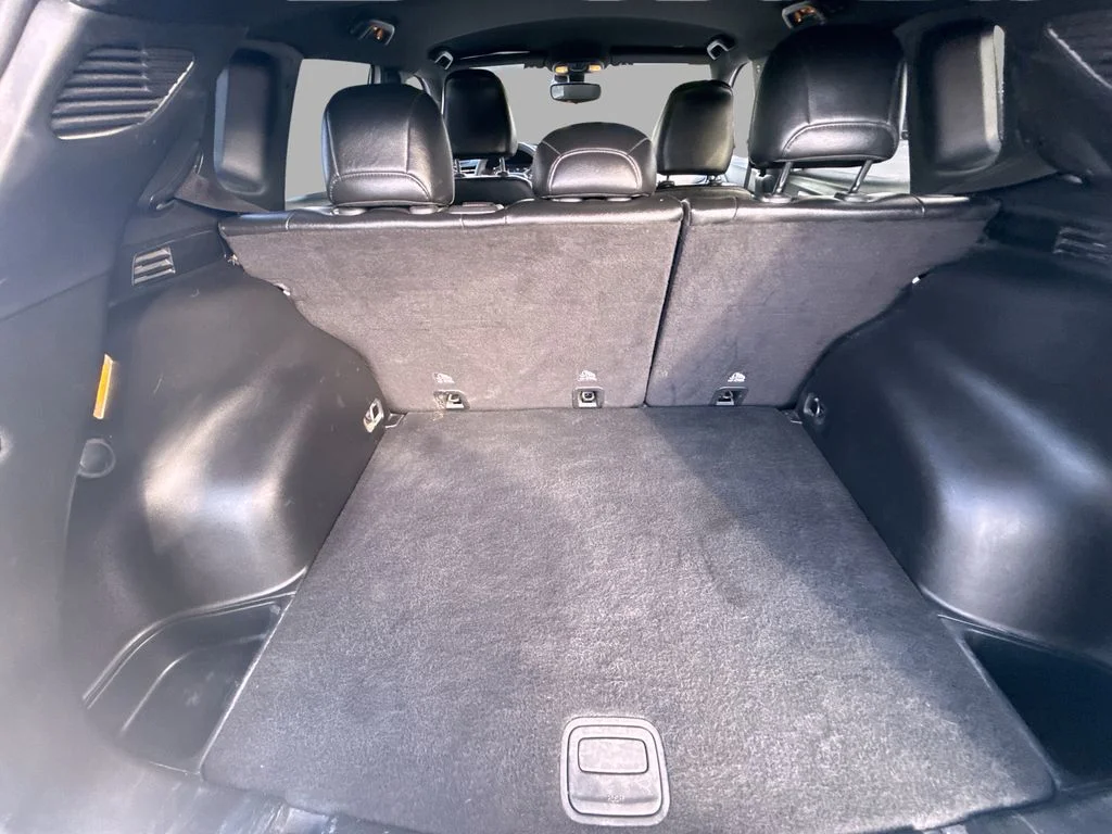 Used 2024 White Jeep Latitude image 10