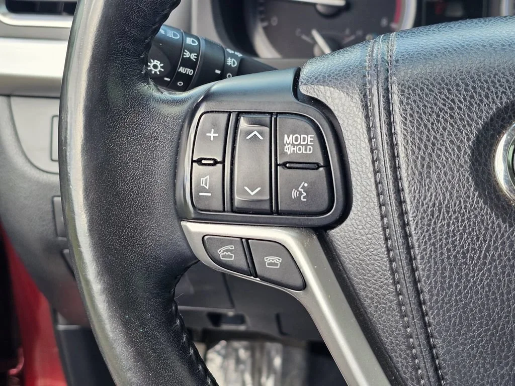 Used 2015  Toyota Limited image 30