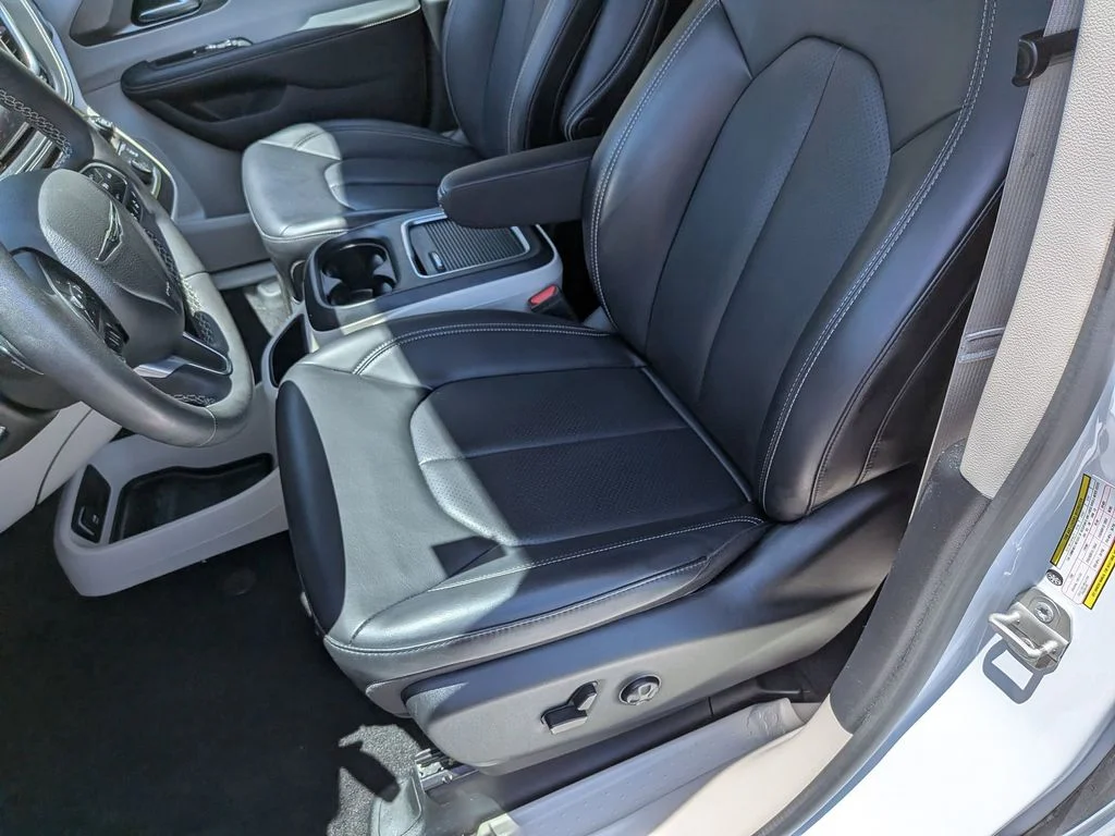Used 2023 White Chrysler Touring L image 21