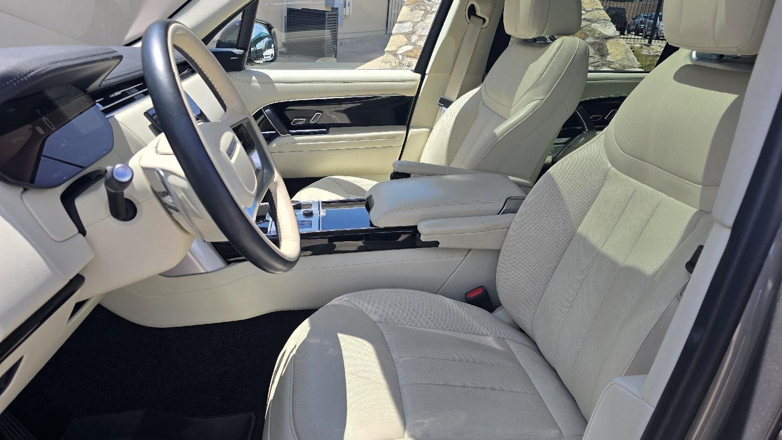 Used 2023 Silicon Silver Land Rover P530 V8 SE 7 Seats image 6