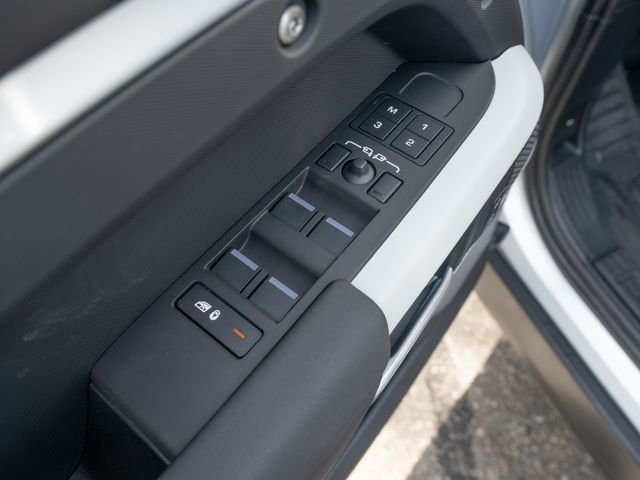 Used 2024  Land Rover SE image 16
