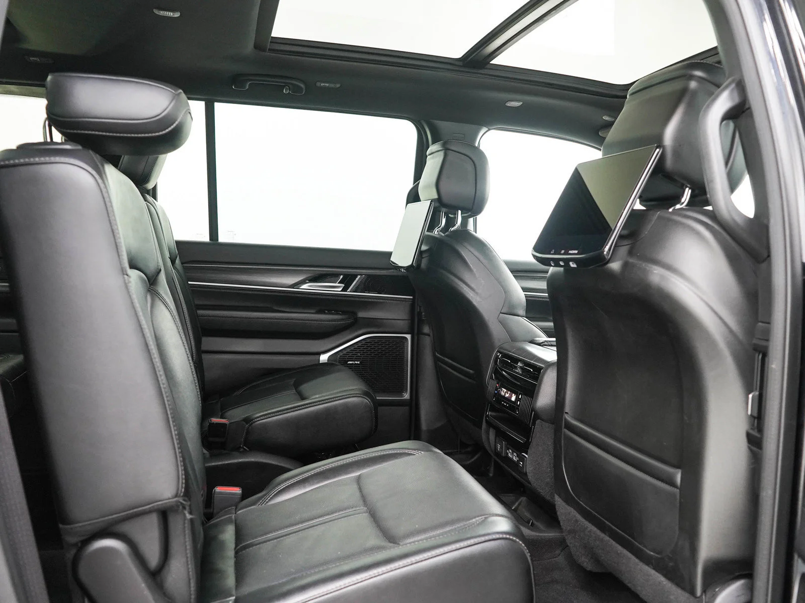 Used 2023 Diamond Black Crystal Pearlcoat Jeep Series II image 14