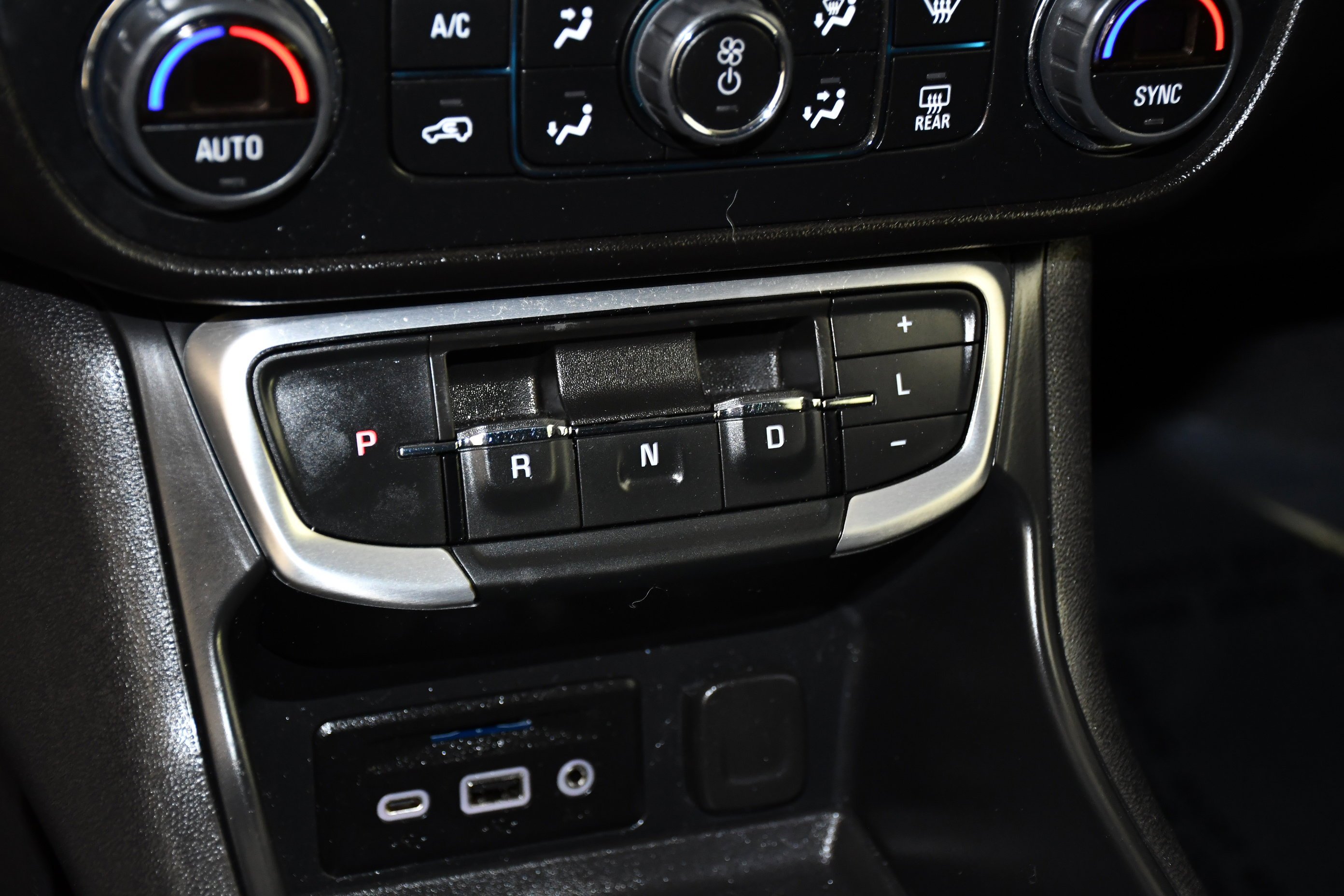 Used 2024 Sterling Metallic GMC SLT image 31