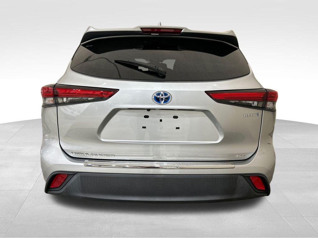 Used 2021 Silver Toyota XLE image 4