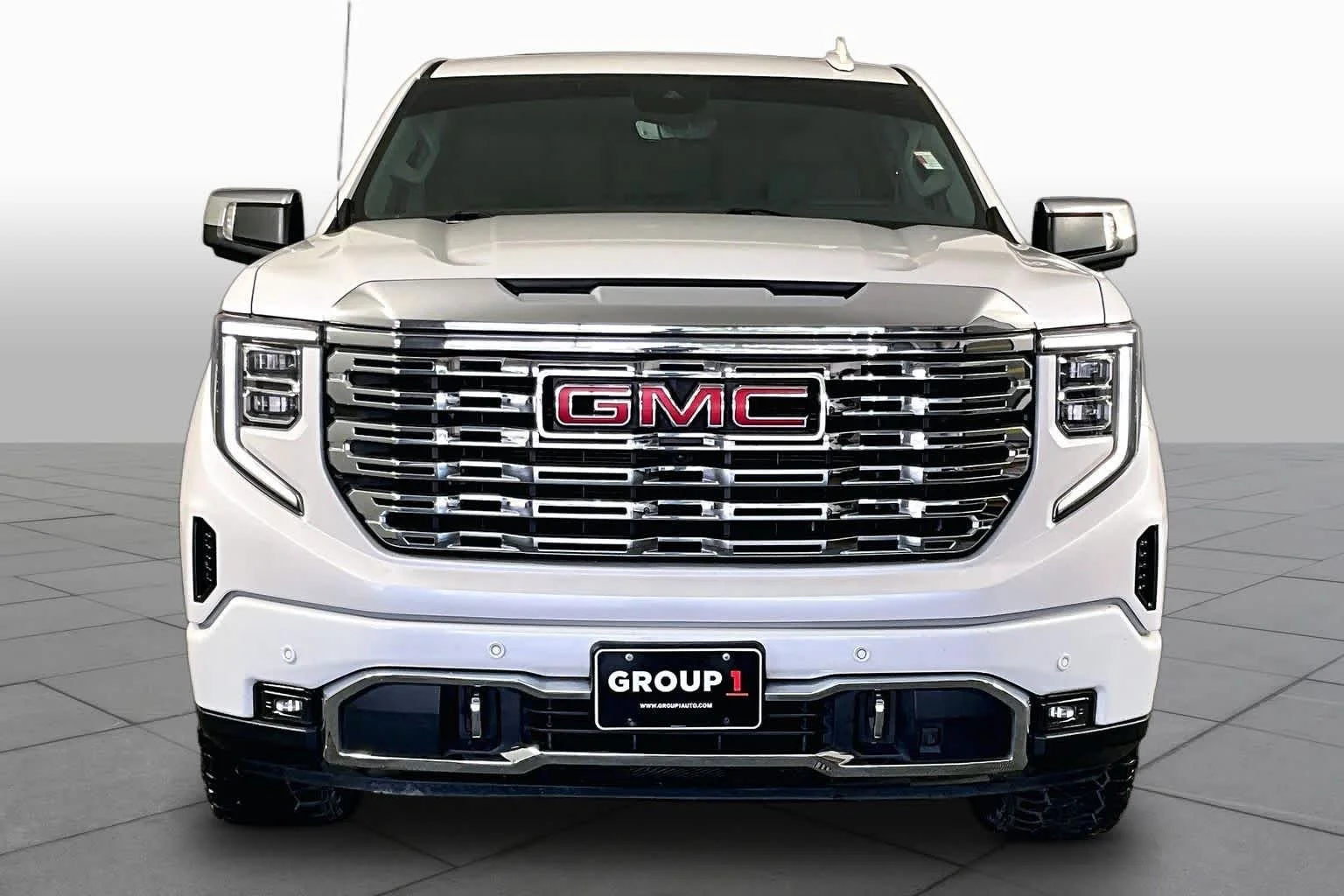 Used 2023 White Frost Tricoat GMC Denali image 4