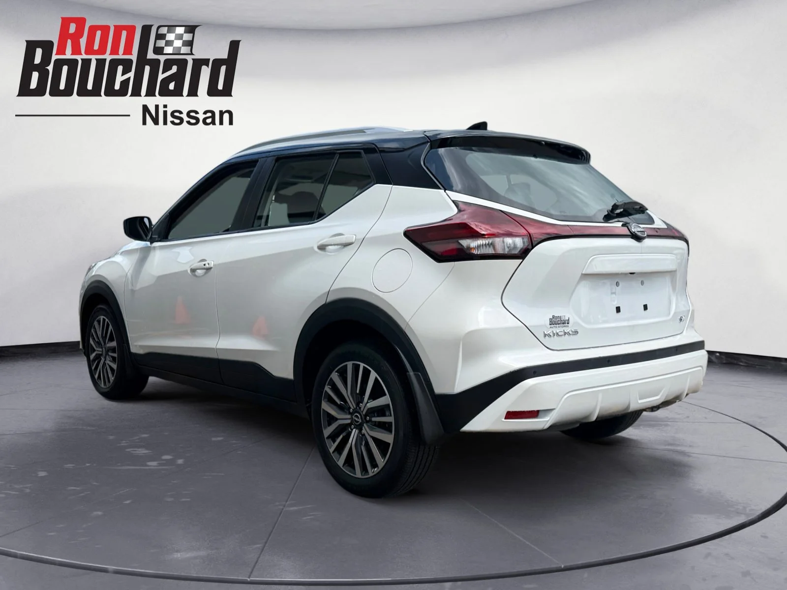 Used 2024 Aspen White Tricoat/Super Black Nissan SV image 4