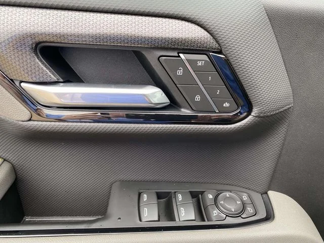 Used 2025 White Chevrolet ZR2 image 13