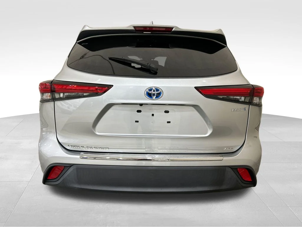 Used 2021 Silver Toyota XLE image 4