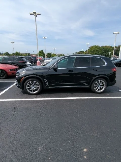Used 2022 Black BMW xDrive45e image 3