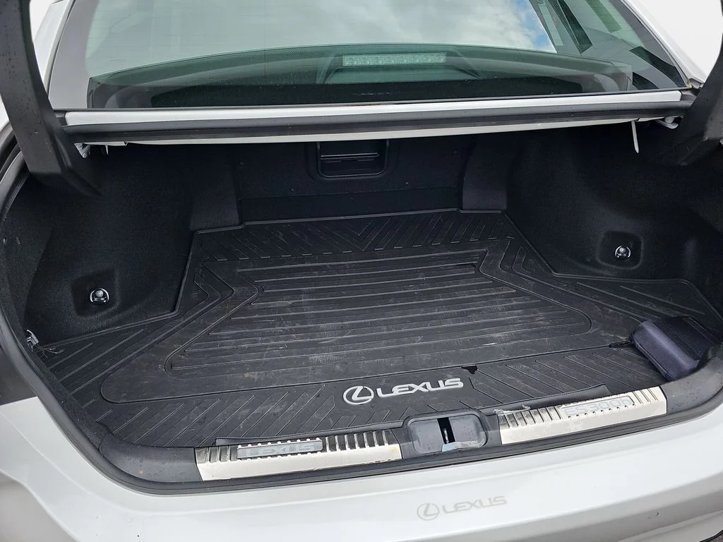 Used 2025 White Lexus 300h Luxury image 12