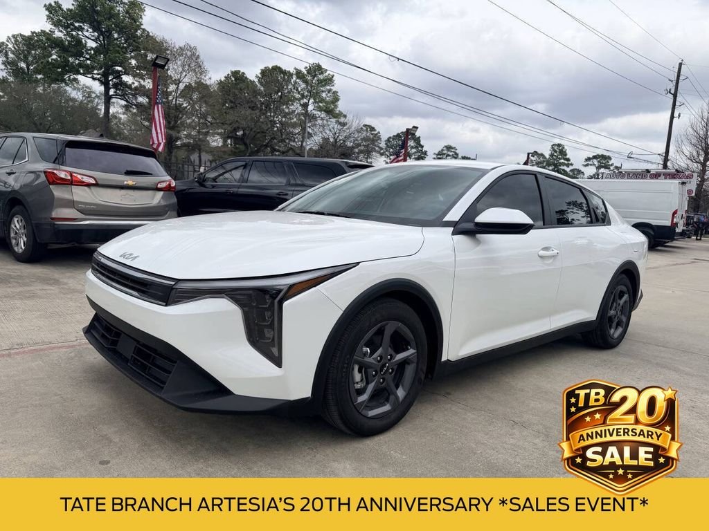 Used 2025 White Kia LXS image 1