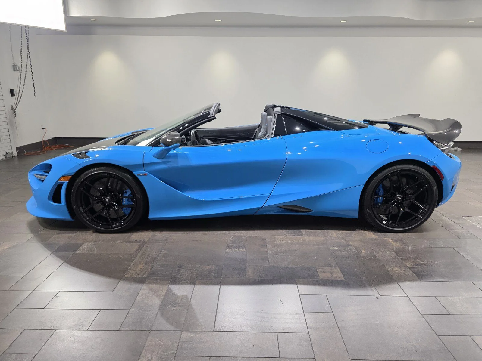Used 2024 MSO Mexico Blue McLaren Spider image 3