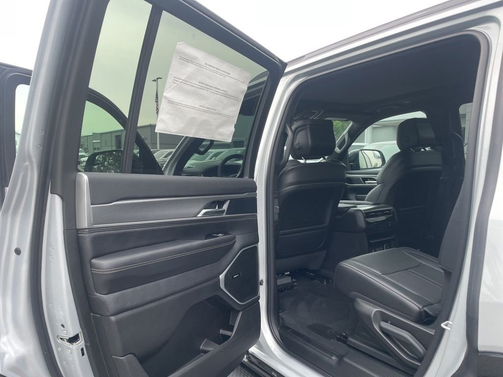 New 2026 Silver-Zynith Exterior Paint Jeep  image 30