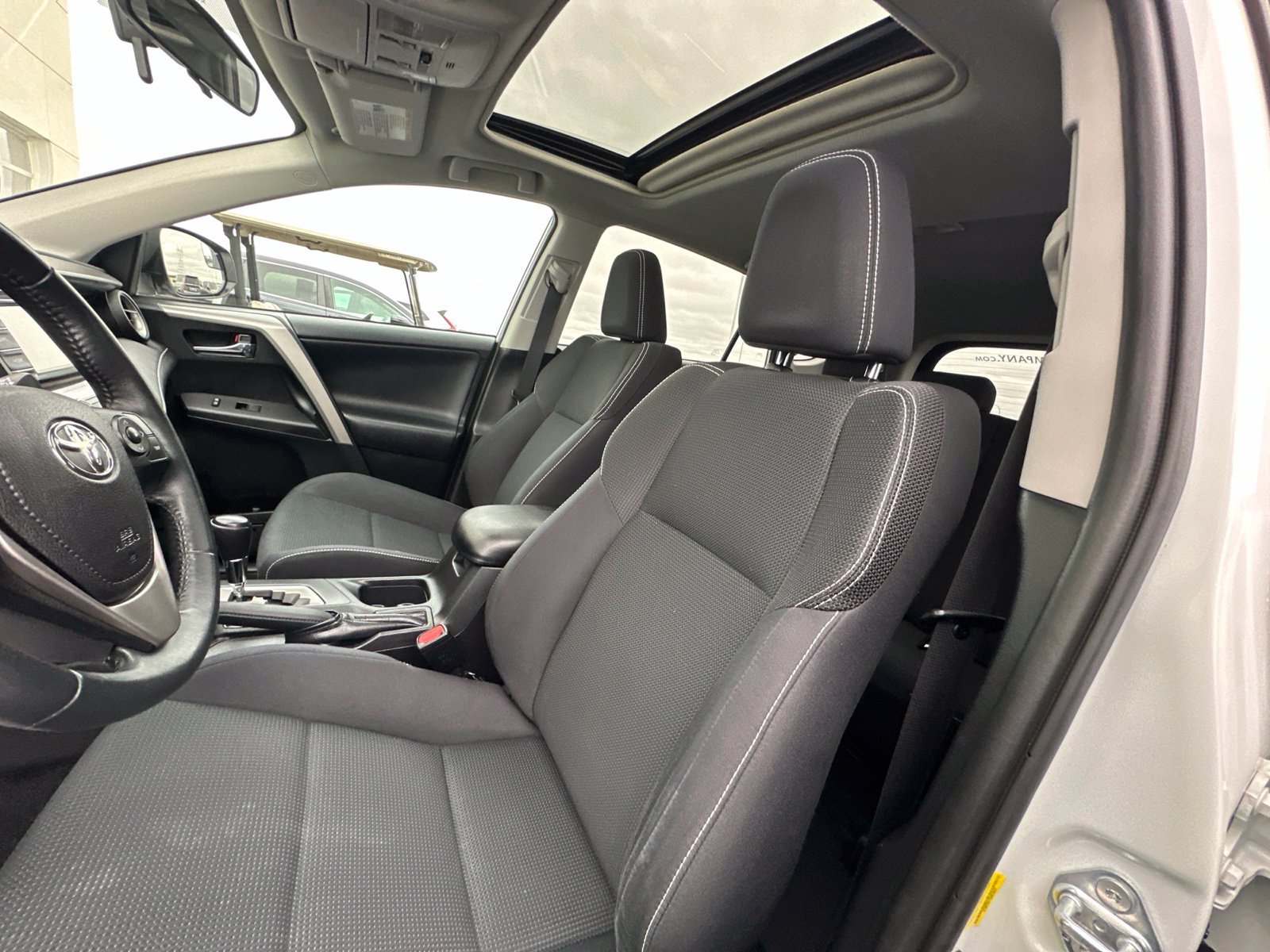 Used 2016 White Toyota XLE image 12