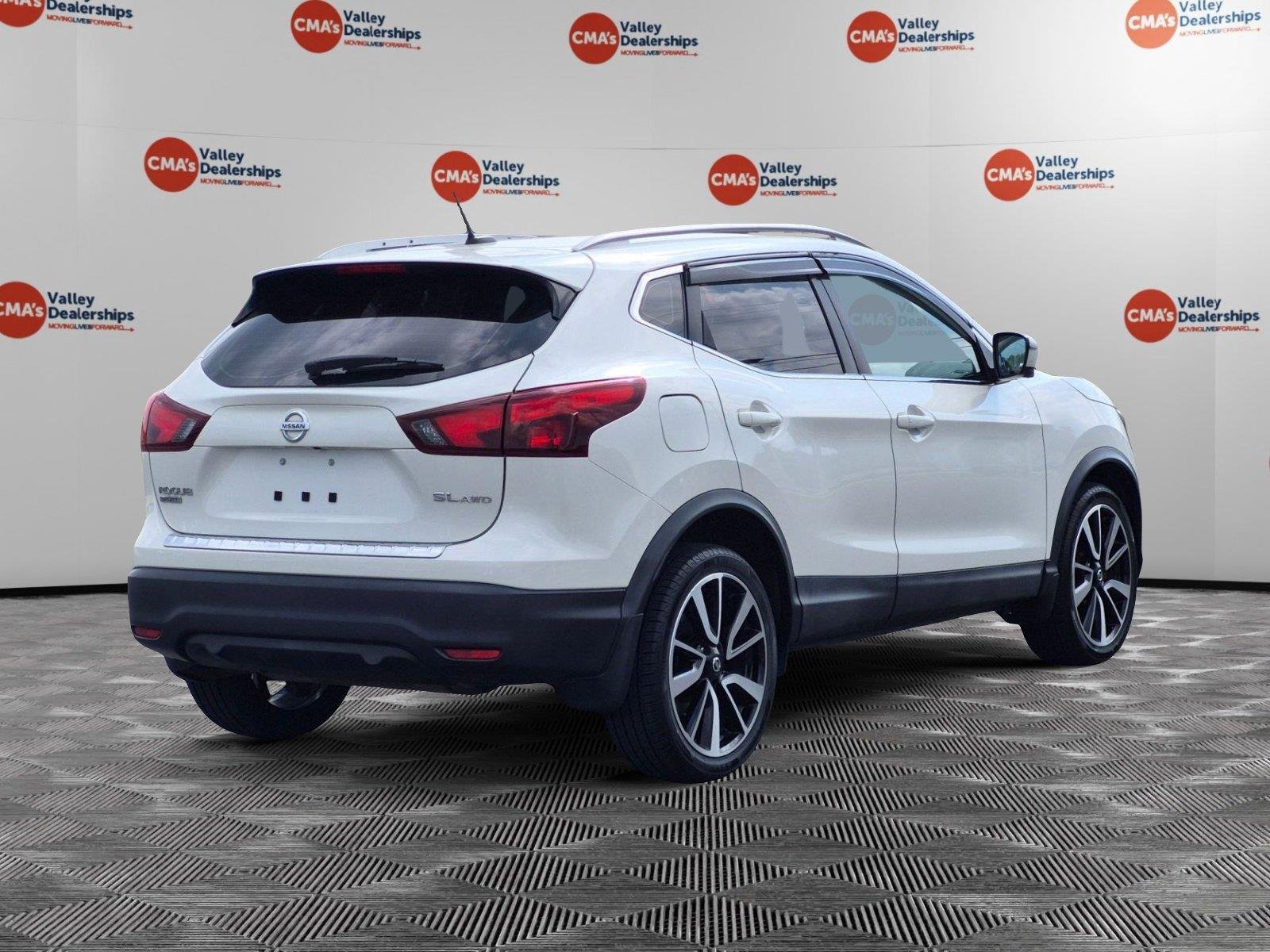 Used 2018 Pearl White Nissan SL image 5