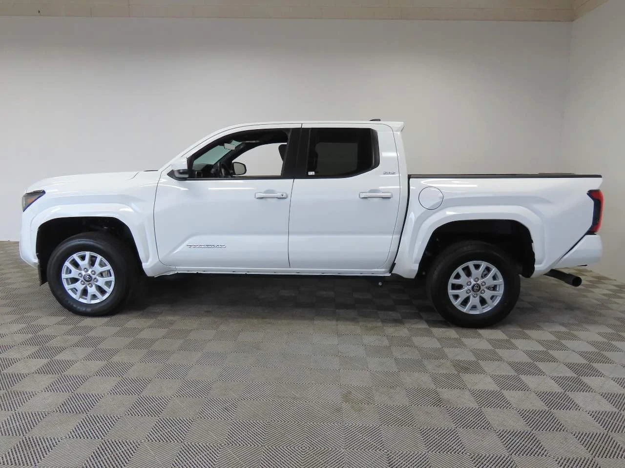 Used 2025 Ice Toyota SR5 Crew Cab image 6