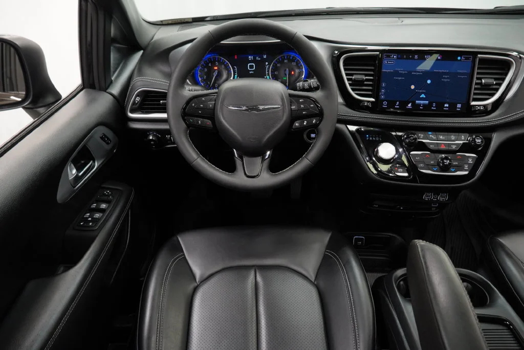 Used 2023 Black Chrysler Touring L image 29