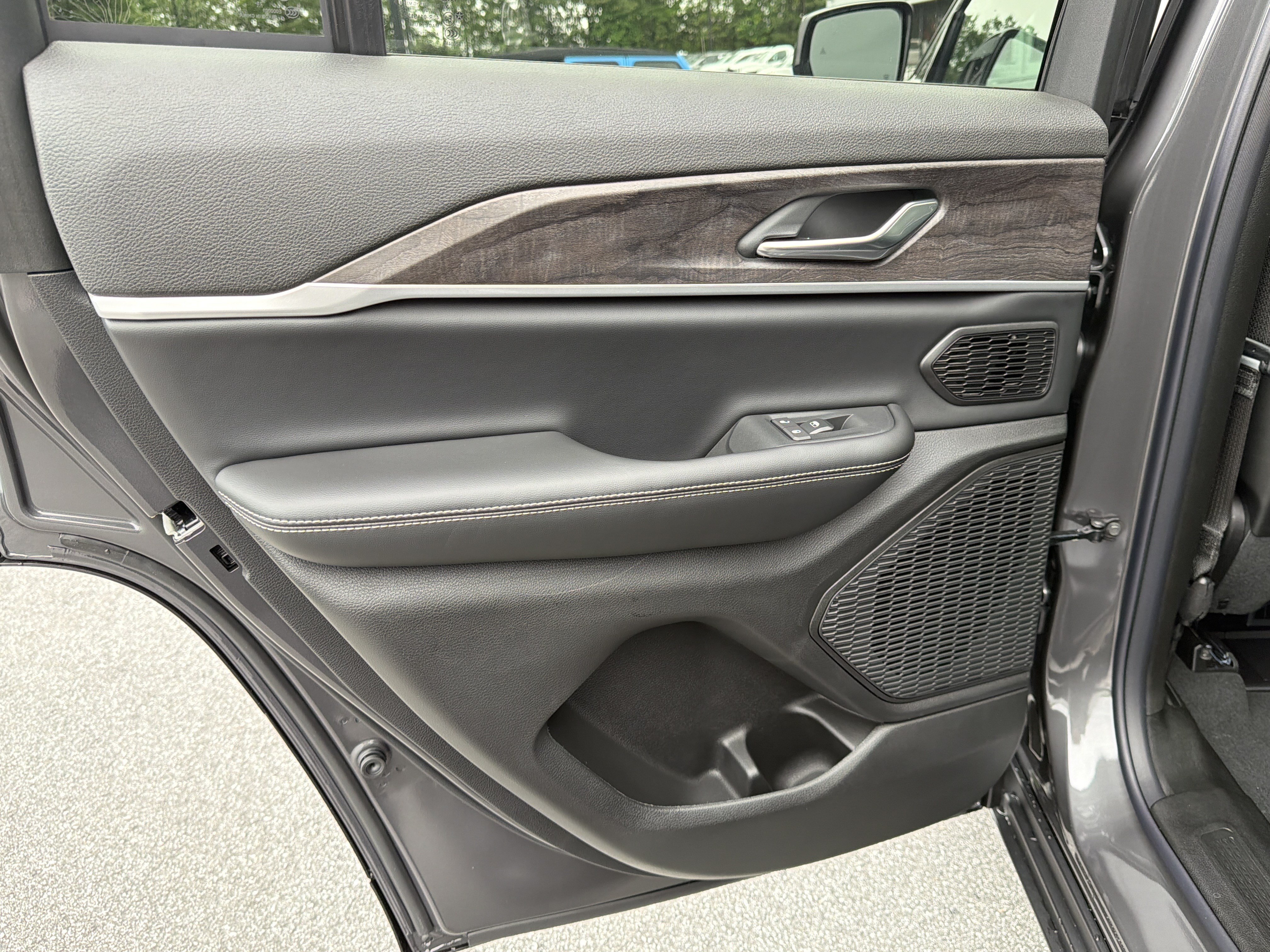 New 2026 Baltic Gray Metallic Clear-Coat Exterior Paint Jeep Limited image 27