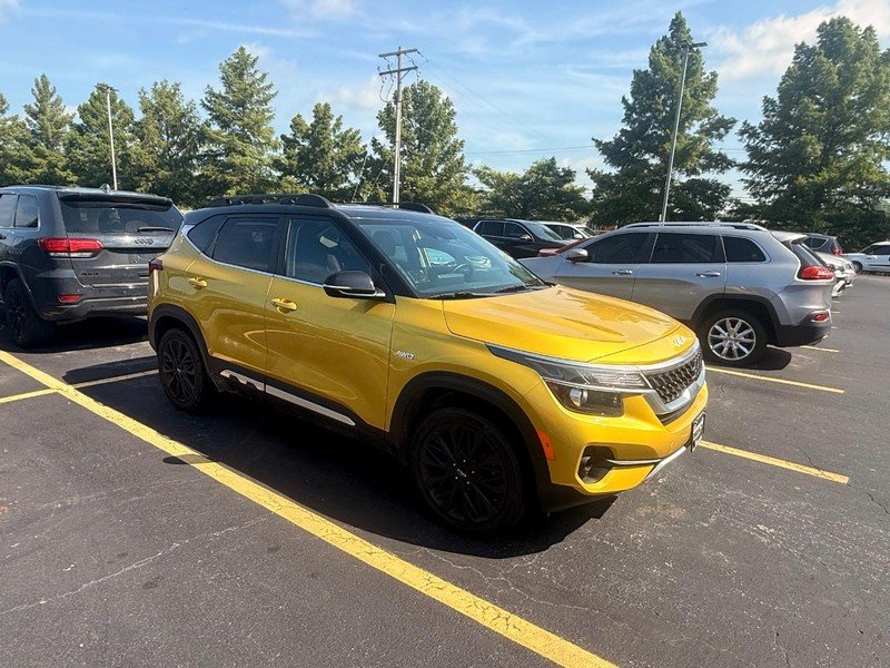 Used 2023 Starbright Yellow/Black Roof Kia Nightfall DCT AWD image 3