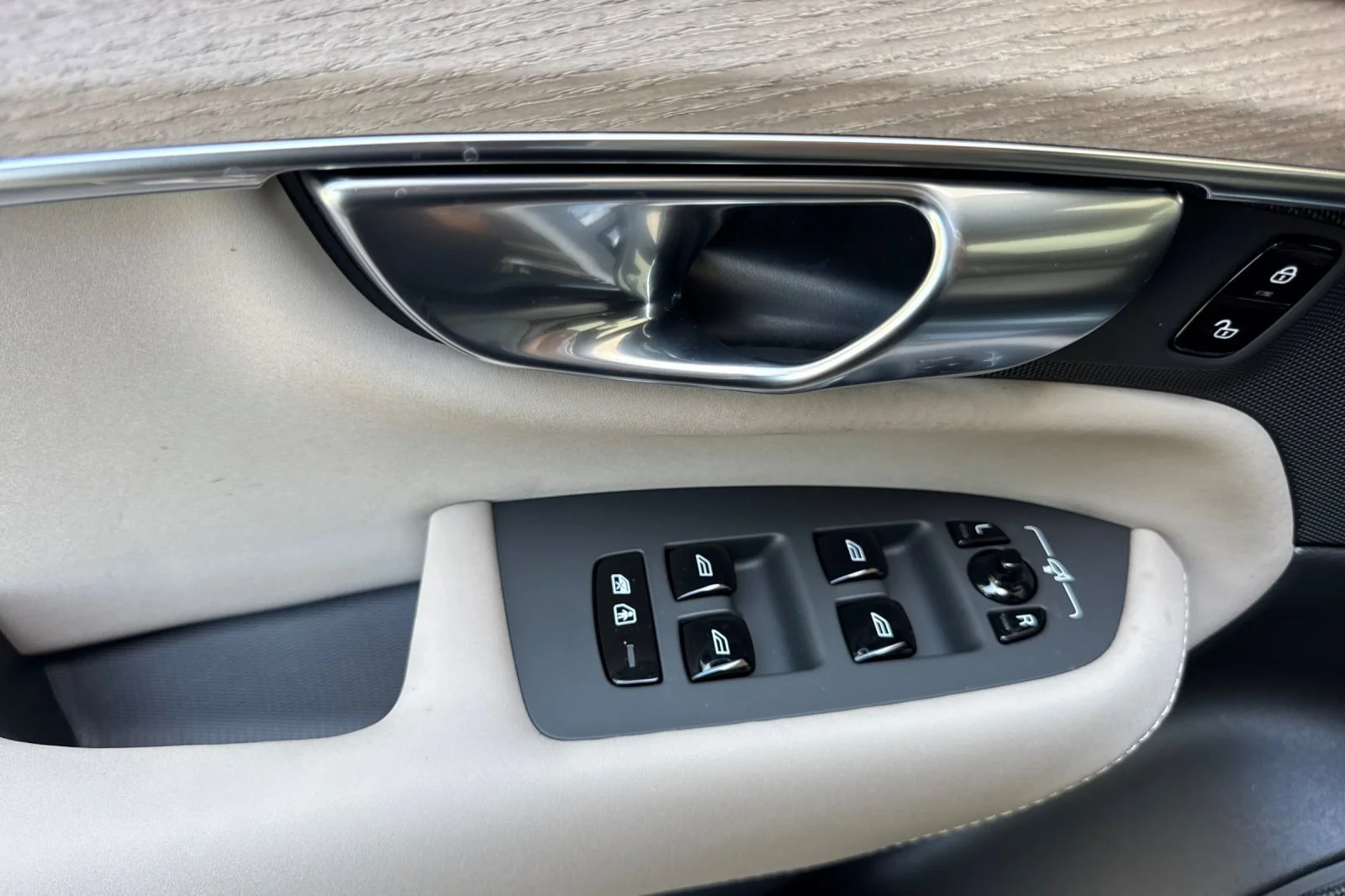 New 2026 Onyx Black Volvo T8 Plus 7-Seater image 14